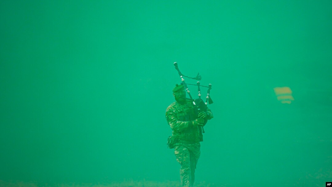 Kopral Muda Jamie Killorn dari 4SCOTS The Highlanders Company memainkan alat musik bagpipe di akhir latihan Steadfast Dart 2025, yang melibatkan 10.000 pasukan anggota NATO, di lapangan latihan di Smardan, Rumania timur, pada 19 februari 2025. (Foto: AP/Vadim Ghirda)