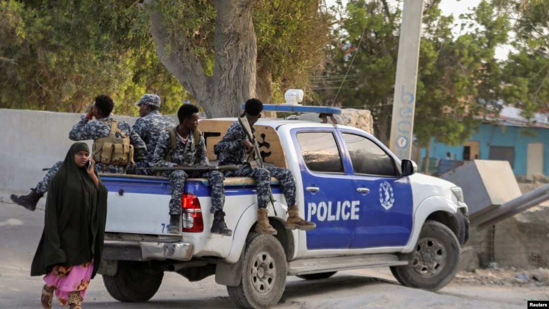 Anggota kepolisian Somalia bergerak menuju lokasi tempat terjadinya sebuah ledakan di sebuah restoran di Mogadishu, Somalia, pada 17 Oktober 2024. (Foto: Reuters/Feisal Omar)