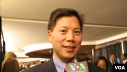 卢沛宁(Chris Lu) 接受美国之音记者采访(美国之音张蓉湘拍摄)