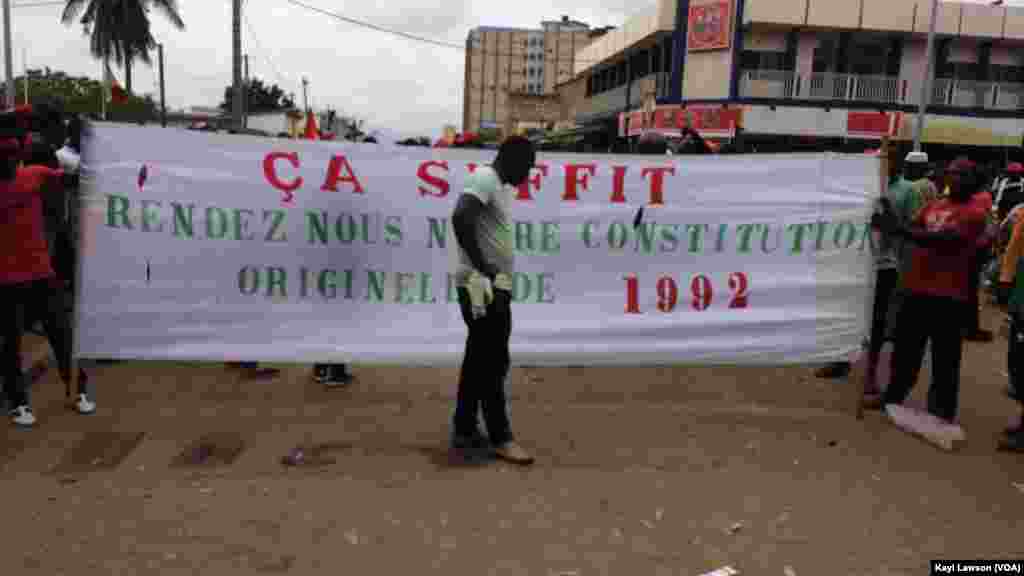 Des manifestants de "Ça suffit" dans les rues de Lomé, le 4 octobre 2017. (VOA/Kayi Lawson)