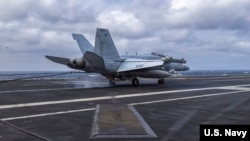 فڕۆکەیەکی EA-18G Growler لە کاتی فڕینی لەسەر ئەبراهام لینکن