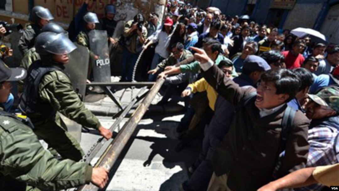 Bentrokan antara polisi dan warga yang melancarkan aksi protes di La Paz, Bolivia (26/9).