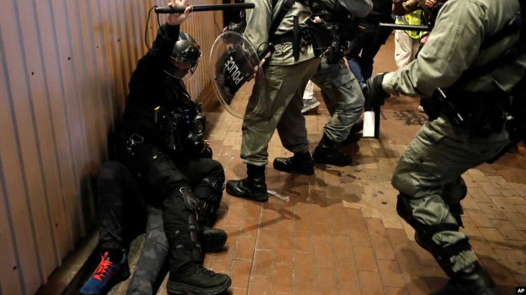 Policia duke arrestuar një protestues në Hong Kong, 25 dhjetor 2019