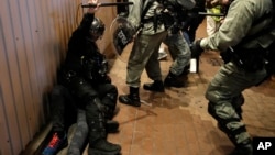 Policia duke arrestuar një protestues në Hong Kong, 25 dhjetor 2019