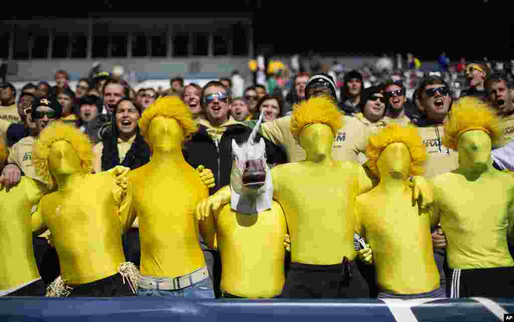 Penggemar Georgia Tech menyanyikan lagu sekolah sebelum pertandingan futbal kampus NCAA melawan Clemson, 15 November 2014, di Atlanta.