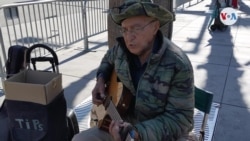 Tras huir de maras, salvadoreño de 81 reinicia vida en L.A. tocando guitarra