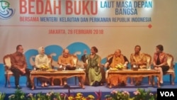 Menteri Kelautan dan Perikanan Susi Pujiastuti (tengah) berbicara peluncuran bukunya berjudul "Laut Masa Depan Bangsa", Rabu (28/2). (Foto: VOA/Fathiyah)