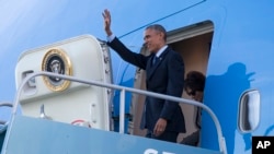 Presiden Obama ketika tiba di Bandara Internasional San Francisco untuk berbicara dalam KTT Keamanan Dunia Maya di Universitas Stanford.