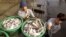 Những người lao động nhập cư phân loại cá tươi theo kích cỡ tại một chợ cá ở tỉnh Samut Sakhon, phía tây của Bangkok, ngày 20/6/2014.