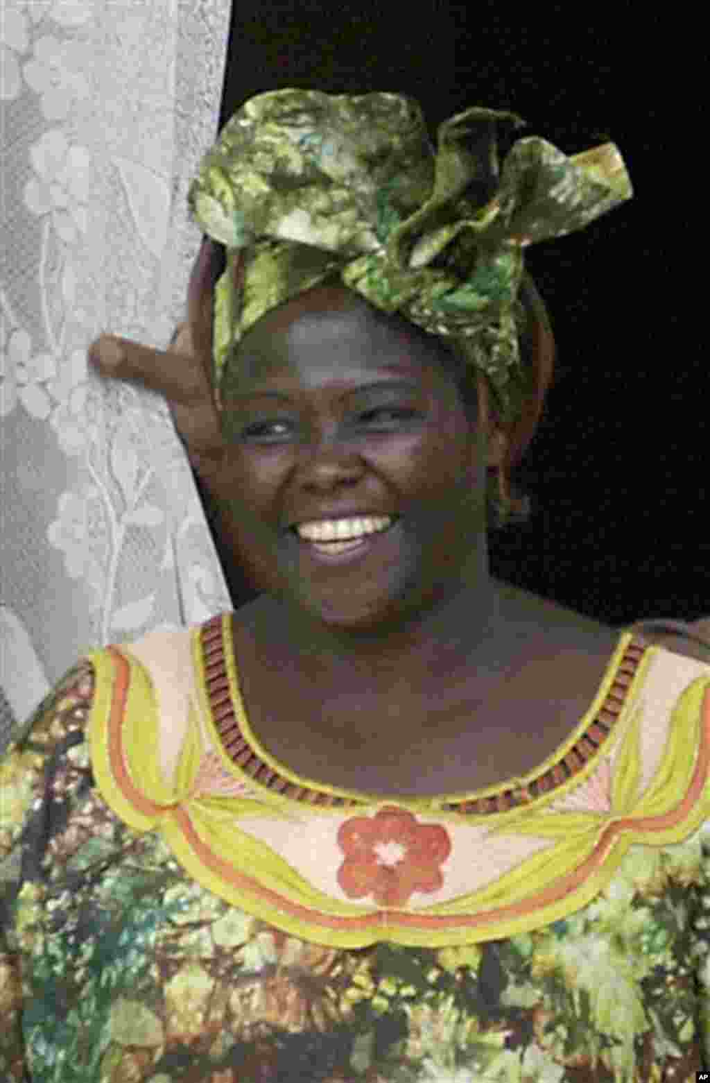 2004: Wangari Maathai, Kenya. She developed the Green Belt Movement for women in Africa to conserve the environment and improve their lives by planting trees. (AP)