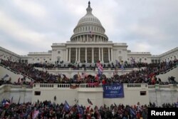 Massa pendukung Presiden AS Donald Trump menyerbu Gedung Capitol AS di Washington, AS, 6 Januari 2021. (Foto: REUTERS/Leah Millis)