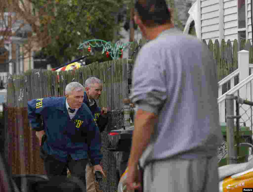 Agentes del FBI realizan una b&uacute;squeda casa por casa para hallar al sospechoso, quien estar&iacute;a armado y es considerado altamente peligroso.