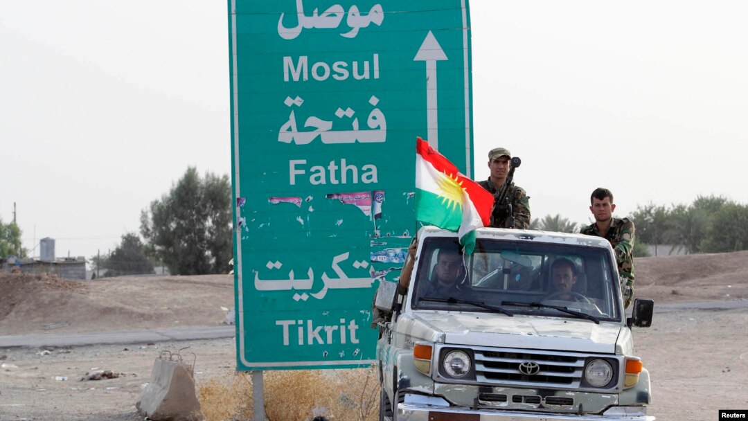 Anggota pasukan keamanan Kurdi berpatroli di wilayah sekitar Kirkuk (Foto: dok). Pasukan Kurdi menduduki dua ladang minyak dekat Kirkuk, Jumat pagi (11/7).