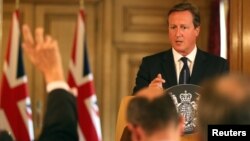 Thủ tướng Anh David Cameron nói chuyện tại một cuộc họp báo ở London