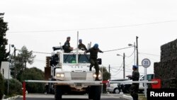 一辆装甲车3月8日通过联合国在戈兰高地叙以边境附近的基地的大门