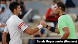 Novak Đoković i Rafael Nadal na mreži posle polufinala Roland Garosa (Foto: Reuters/Sarah Meyssonnier) 