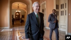 El líder de la mayoría republicana en el Senado de EE.UU., Mitch McConnell, se retira de la cámara mientras aguarda el informe del FBI el miércoles, 3 de octubre de 2018.