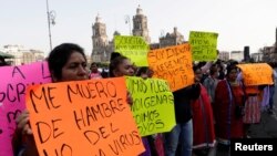 Mujeres artesanas en Oaxaca, México, protestan el 20 de abril de 2020 por la pérdida de sus oportunidades de empleo tras la emergencia por COVID-19 declarada por el Gobierno en abril de 2020.