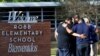 Warga berkumpul di Robb Elementary School, lokasi penembakan massal di Uvalde, Texas, AS, 25 Mei 2022. (Foto: REUTERS/Nuri Vallbona)