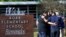 Warga berkumpul di Robb Elementary School, lokasi penembakan massal di Uvalde, Texas, AS, 25 Mei 2022. (Foto: REUTERS/Nuri Vallbona)