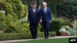 Джо Байден (справа) и Си Цзиньпин после встречи в рамках Азиатско-Тихоокеанского экономического сотрудничества в Вудсайде, Калифорния, 15 ноября 2023 года.