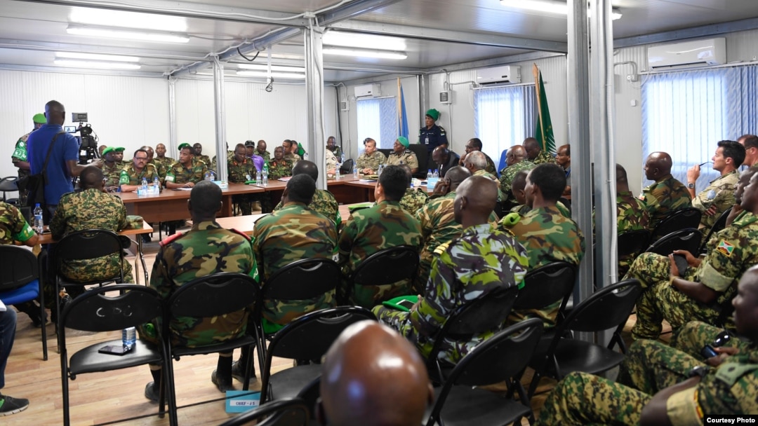 Para pejabat militer senior Misi Uni Afrika di Somalia (AMISOM) dan para mitra internasional menghadiri penutupan konferensi AMISOM di Mogadishu, Somalia, 15 Februari 2019. (O. Abdisalan/AMISOM)
