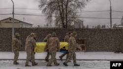 سربازان اوکراینی یک جسد را جابه‌جا می‌کنند - آرشیو