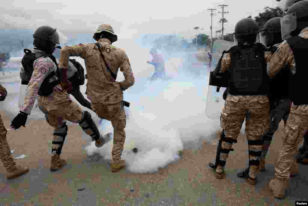 مردم معترض در هائیتی با نیروهای پلیس درگیر شدند و کار به شلیک گاز اشک آور کشید.&nbsp;
