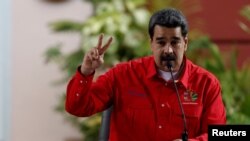 El presidente en disputa, Nicolás Maduro, firmó un acuerdo con representantes de partidos de oposición minoritarios para entablar un diálogo.