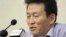 북한은 15일 평양에서 외신기자들과 외교관들을 상대로 기자회견을 열고 국정원의 지시로 북한 고아를 납치하려 한 탈북자를 체포했다고 주장했다. 사진은 북한이 이날 탈북자 고현철(53)이라고 밝힌 남자가 기자회견을 하는 모습. 이 남성은 자신이 고아들을 납치해 한국으로 데려가려 했다고 '자백'하며 "용서받을 수 없는 죄를 저질렀다"고 울먹인 것으로 전해졌다.