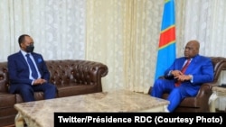 Ntoma ya Rwanda Vincent Karega (G) na masolo na président Félix Tshisekedi na cité ya Union africaine na Kinshasa, RDC, 25 aout 2020. (Twitter/Présidence RDC)