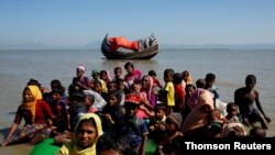 미얀마를 떠난 로힝야족 난민들이 급조된 목선에서 방글라데시 국경수비대의 조사를 받고 있다. (자료사진)