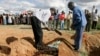 Une famille enterre un proche décédé du choléra dans le cimetière de Harare, au Zimbabwe, le 8 décembre 2008.