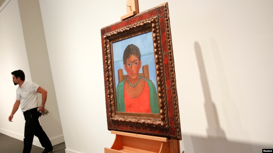 Lukisan seniman Frida Kahlo "Nina Con Collar" dipajang di balai lelang Sotheby's di New York (14/11). 