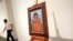 Lukisan seniman Frida Kahlo "Nina Con Collar" dipajang di balai lelang Sotheby's di New York (14/11). 