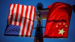 Bendera Amerika Serikat dan China tampak berkibar di tiang lampu di kawasan Pecinan Boston, Massachusetts, AS, 1 November 2021. (Foto: REUTERS/Brian Snyder)