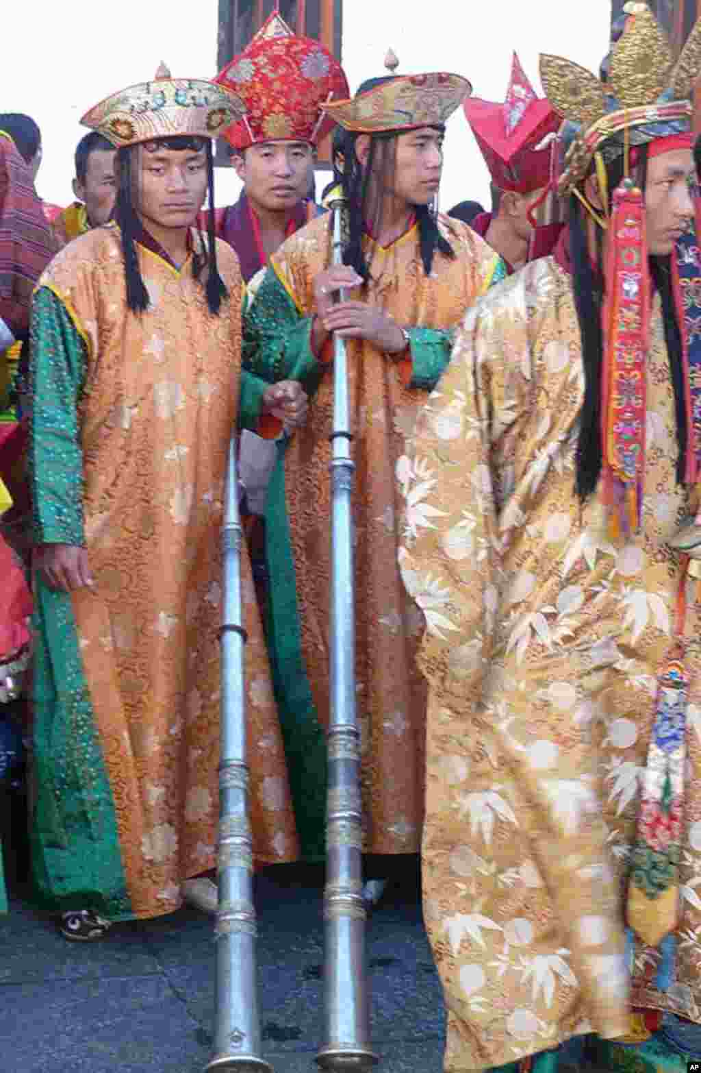 Musicians taking a break, Novemeber 05, 2008 (Photo/VOA - S. Herman)