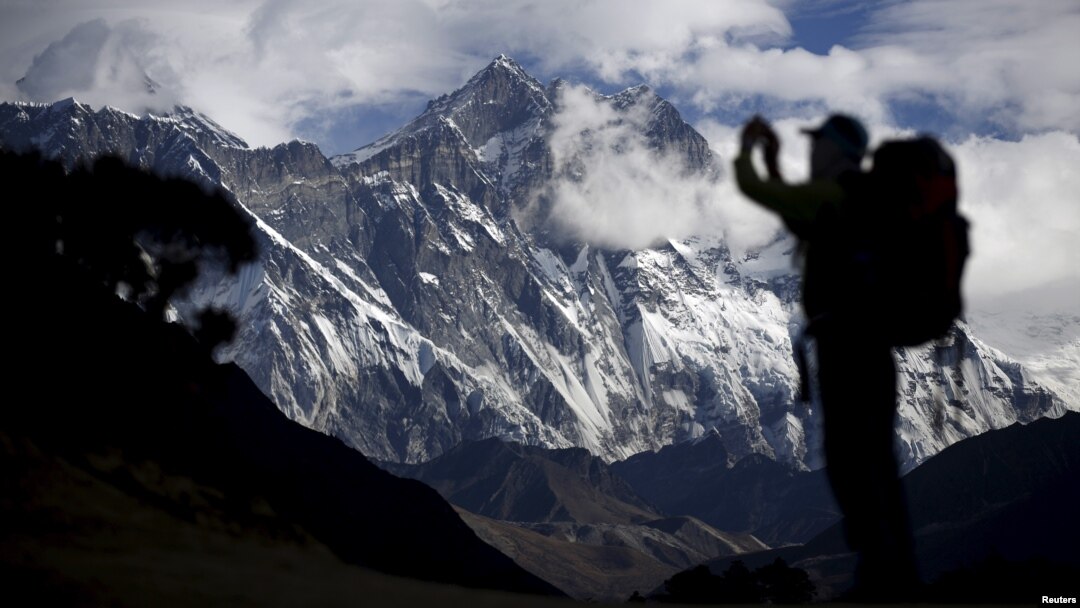 Siluet seorang turis mengambil foto Gunung Everest (foto: ilustrasi).