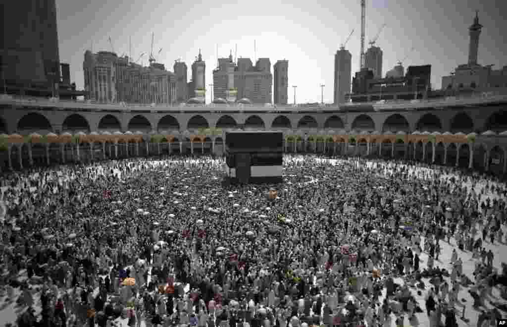 دنیا بھر سے آئے حجاجِ کرام مکہ میں خانۂ کعبہ کا طواف کر رہے ہیں