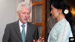 Cựu tổng thống Bill Clinton và nhà lãnh đạo đối lập Miến Điện Aung San Suu Kyi trong cuộc đàm luận tại tư gia của bà ở Yangon, 14/11/13