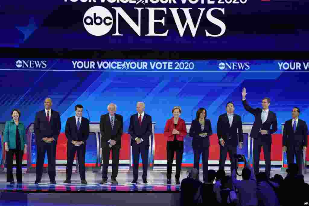 민주당 대선 경선 주자들이 텍사스주 휴스턴의 텍사스 서던 대학에서 열린 민주당 대선 경선후보 3차 TV 토론회에 참석했다.