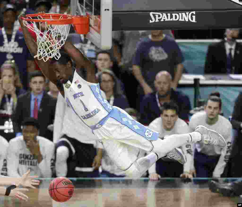 Theo Pinson, pour la Caroline du Nord, met un panier lors de la finale NCAA contre Gonzaga, le 3 avril 2017.