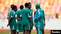 Koch Stephen Keshi na Magana da 'yan Super Eagles. 