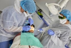Dentistas en todo el mundo han tenido que redoblar las medidas de protección para atender a sus pacientes sin riesgo de contagio o propagación del COVID-19.