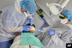 Dentistas en todo el mundo han tenido que redoblar las medidas de protección para atender a sus pacientes sin riesgo de contagio o propagación del COVID-19.