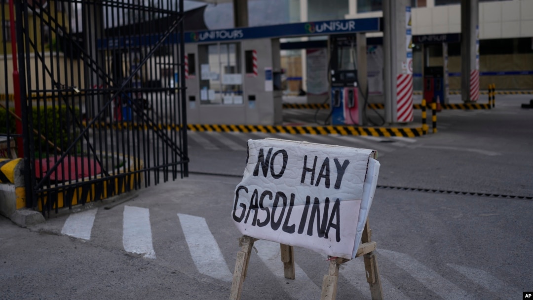 Un cartel dice: "No hay gasolina" en una estación de combustible en La Paz, Bolivia, el lunes 21 de octubre de 2024.
