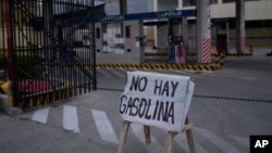 Un cartel dice: "No hay gasolina" en una estación de combustible en La Paz, Bolivia, el lunes 21 de octubre de 2024.
