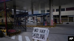 Un cartel advierte sobre falta de gasolina en una estación de combustible después de varios días de bloqueos de carreteras por parte de partidarios del expresidente Evo Morales que afectaron el suministro de combustible y alimentos en La Paz, Bolivia, el 21 de octubre de 2024. 