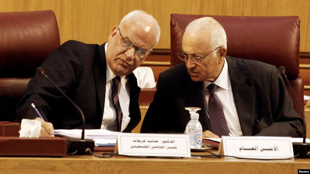 Perunding Palestina Saeb Erekat (kiri) berbicara dengan Ketua Arab League Nabil el-Araby dalam pertemuan di Kairo (11/8).