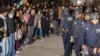 Polisi New York menghadapi pengunjuk rasa yang marah setelah menahan beberapa demonstran dan membersihkan perkemahan mahasiswa dan pengunjuk rasa pro-Palestina di kampus Universitas New York (NYU) untuk memrotes perang Israel-Hamas, di New York Senin, 22 April 2024.